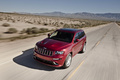 Jeep Grand Cherokee SRT-8 rouge 3/4 avant gauche travelling penché vue de haut