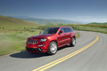 Jeep Grand Cherokee SRT-8 rouge 3/4 avant gauche travelling penché