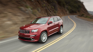 Jeep Grand Cherokee SRT-8 rouge 3/4 avant gauche travelling 