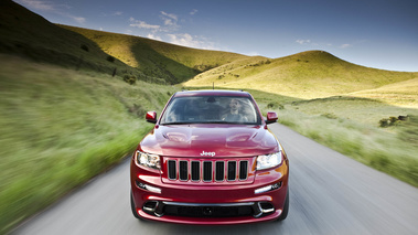 Jeep Grand Cherokee SRT-8 rouge face avant travelling 2