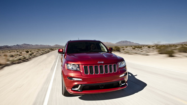 Jeep Grand Cherokee SRT-8 rouge face avant travelling 3