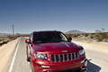 Jeep Grand Cherokee SRT-8 rouge face avant travelling debout