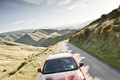 Jeep Grand Cherokee SRT-8 rouge face avant travelling penché vue de haut debout