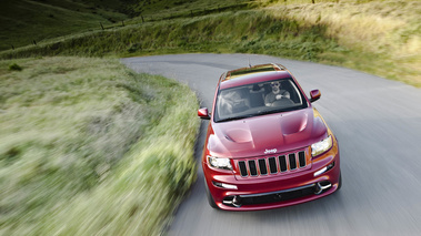 Jeep Grand Cherokee SRT-8 rouge face avant travelling penché vue de haut