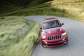 Jeep Grand Cherokee SRT-8 rouge face avant travelling penché vue de haut