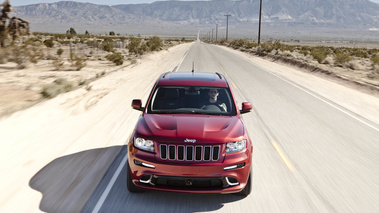 Jeep Grand Cherokee SRT-8 rouge face avant travelling vue de haut