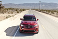 Jeep Grand Cherokee SRT-8 rouge face avant travelling vue de haut