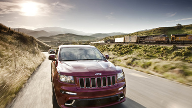 Jeep Grand Cherokee SRT-8 rouge face avant travelling