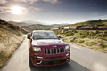 Jeep Grand Cherokee SRT-8 rouge face avant travelling
