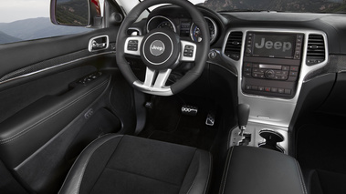 Jeep Grand Cherokee SRT-8 rouge intérieur