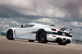 Koenigsegg Agera R blanc 3/4 arrière gauche penché