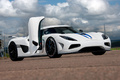 Koenigsegg Agera R blanc 3/4 avant droit porte ouverte penché