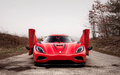 Koenigsegg Agera R rouge face avant portes ouvertes