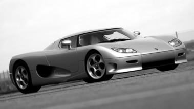 Koenigsegg CC8S gris 3/4 avant droit penché