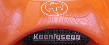 Koenigsegg CCR orange logos capot moteur