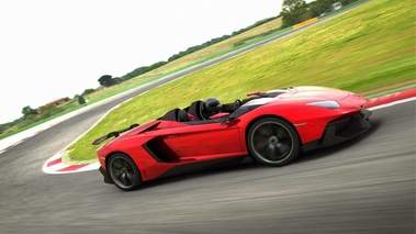 Lamborghini Aventador J rouge 3/4 avant droit travelling penché