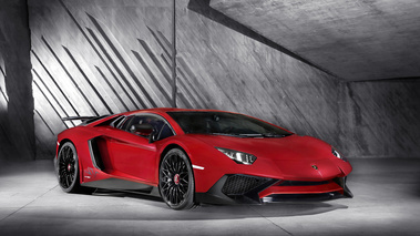 Lamborghini Aventador LP750-4 SV rouge 3/4 avant droit