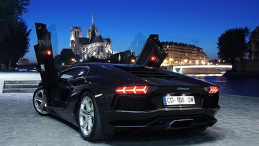 Lamborghini Aventador noir 3/4 arrière gauche portes ouvertes