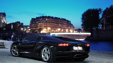 Lamborghini Aventador noir 3/4 arrière gauche