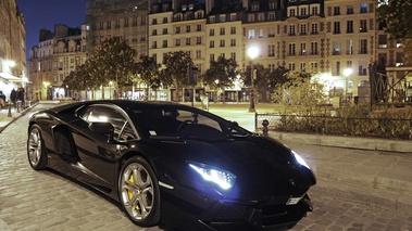 Lamborghini Aventador noir 3/4 avant droit 2