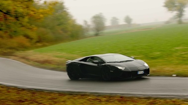 Lamborghini Aventador noir 3/4 avant droit filé penché