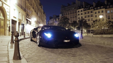 Lamborghini Aventador noir 3/4 avant droit