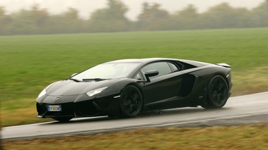 Lamborghini Aventador noir 3/4 avant gauche filé penché