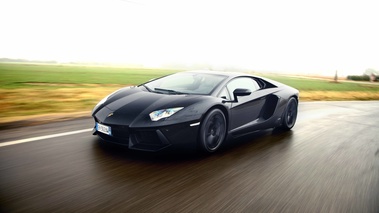 Lamborghini Aventador noir 3/4 avant gauche travelling 3