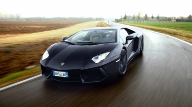 Lamborghini Aventador noir 3/4 avant gauche travelling penché 4