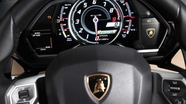 Lamborghini Aventador noir compte-tours debout