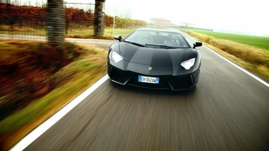 Lamborghini Aventador noir face avant travelling penché 2