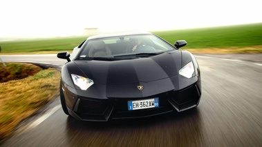 Lamborghini Aventador noir face avant travelling penché 3