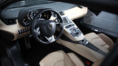 Lamborghini Aventador noir intérieur