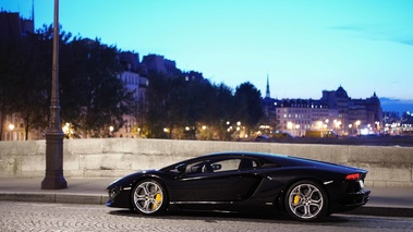 Lamborghini Aventador noir profil