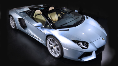 Lamborghini Aventador Roadster - bleu Azzuro Thetis - 3/4 avt gauche