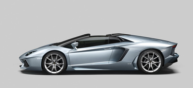 Lamborghini Aventador Roadster - bleu Azzuro Thetis - profil gauche