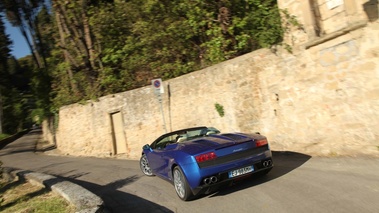 Lamborghini Gallado LP550-2 Spyder bleu 3/4 arrière gauche travelling penché