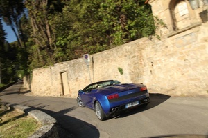Lamborghini Gallado LP550-2 Spyder bleu vue de 3/4 arrière gauche en travelling