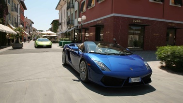 Lamborghini Gallado LP550-2 Spyder bleu 3/4 avant droit travelling