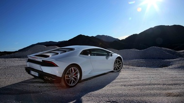 Lamborghini Huracan LP610-4 blanc 3/4 arrière droit