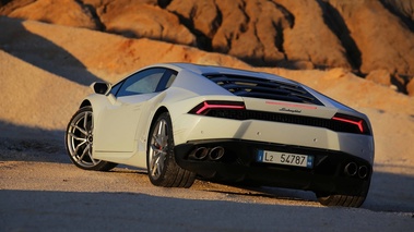 Lamborghini Huracan LP610-4 blanc 3/4 arrière gauche penché