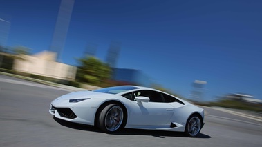 Lamborghini Huracan LP610-4 blanc 3/4 avant gauche travelling penché