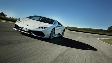 Lamborghini Huracan LP610-4 blanc 3/4 avant gauche travelling penché