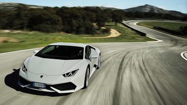 Lamborghini Huracan LP610-4 blanc 3/4 avant gauche travelling