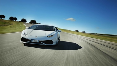 Lamborghini Huracan LP610-4 blanc face avant travelling penché