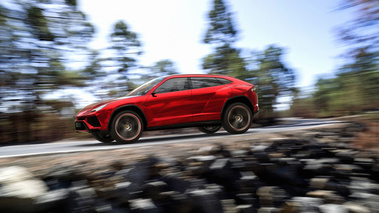 Lamborghini Urus - rouge - profil gauche, dynamique