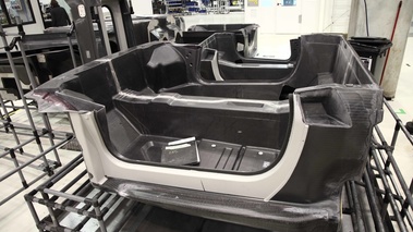 Usine Lamborghini - chaîne de montage Aventador - cellules carbone