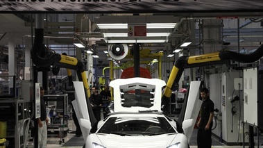 Usine Lamborghini - chaîne de montage Aventador debout 6