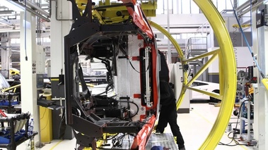 Usine Lamborghini - chaîne de montage Aventador debout