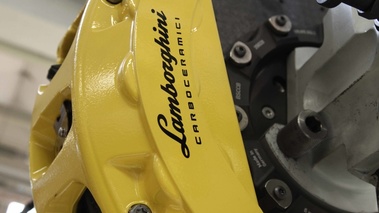 Usine Lamborghini - chaîne de montage Aventador - étrier de freins